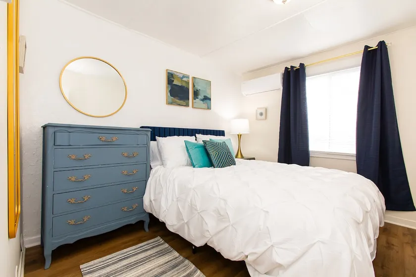 Cozy Cottage w Free Parking & Laundry in Glendale - Image 1