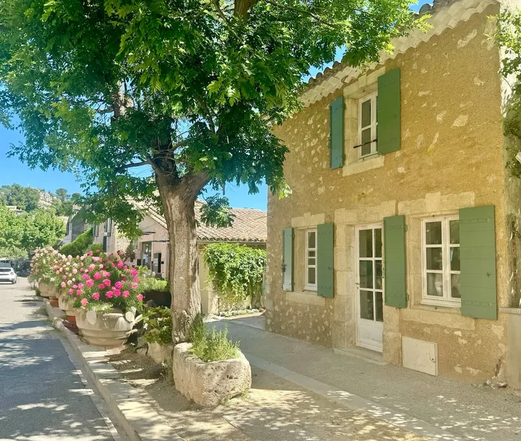 Small house in the heart of the village - Image 1