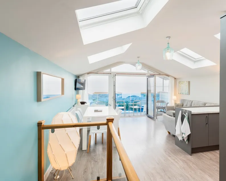 Seaside 3BD Retreat with Balcony & Stunning Views - Image 1