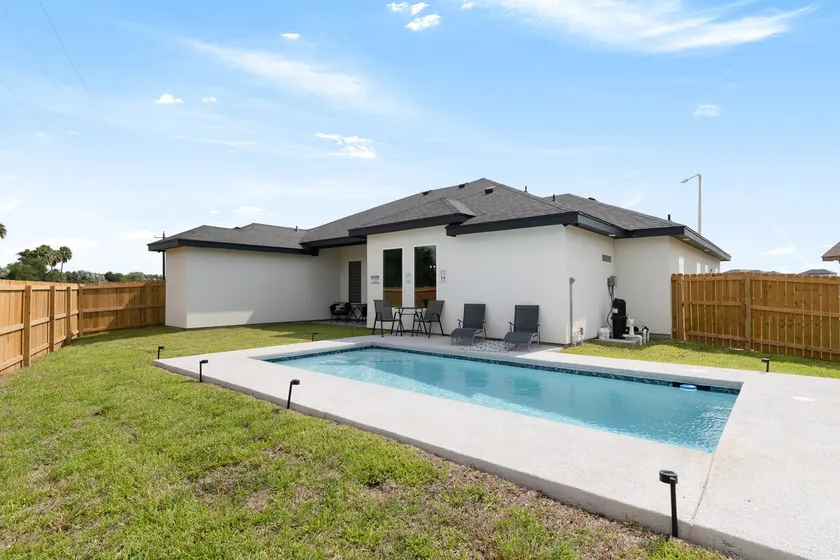 Charming Home Sleeps 8 Fenced backyard w/ Pool - Image 1