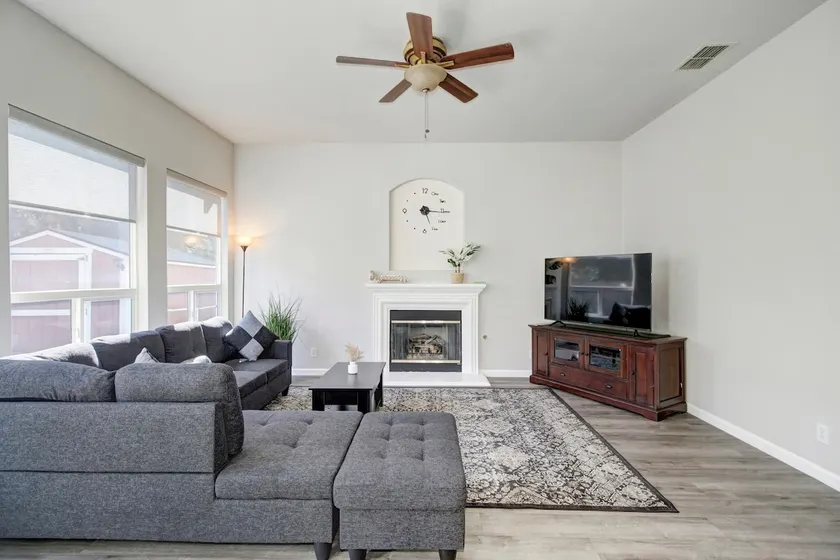 Cozy Single Story Retreat Near Sac Downtown - Image 1