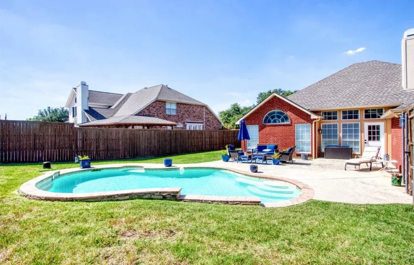 Big Backyard w/pool, Centrally Located - Image 1