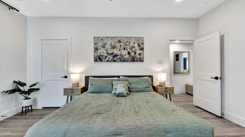 Perfect Dallas Oasis l Pet Friendly l Big Backyard - Image 1
