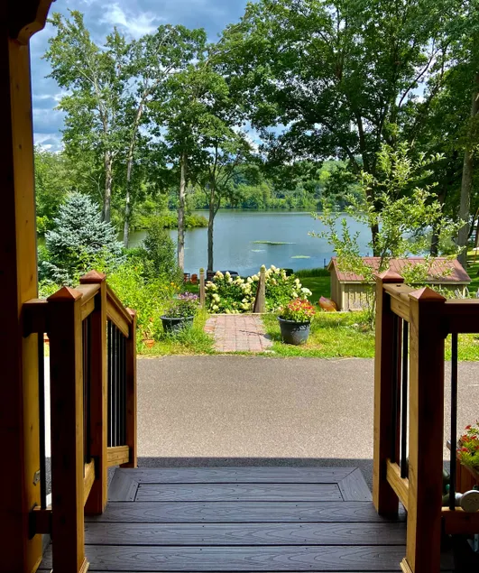 Cozy Lakeside Retreat - Image 1