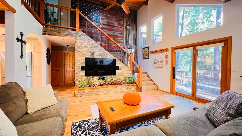 Cozy Cabin and Modern Stay in Arnold Near Bear Valley - Image 1