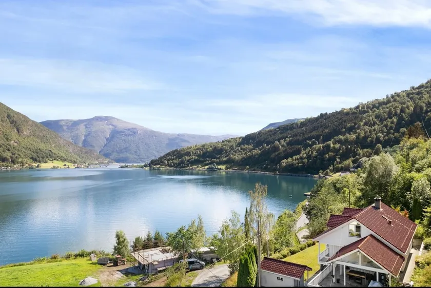 Idyllic villa with spectacular fjord views - Image 1