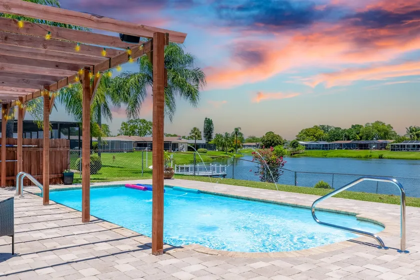 Lake House | Heated pool |10 PPL | Games | BBQ - Image 1