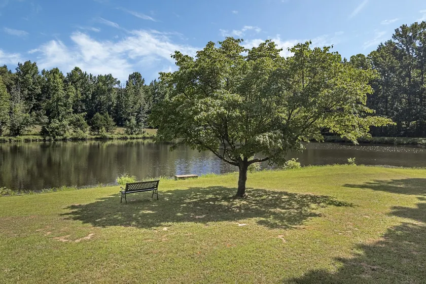 Lakeside Retreat - Includes 3 Cottages! - Image 1