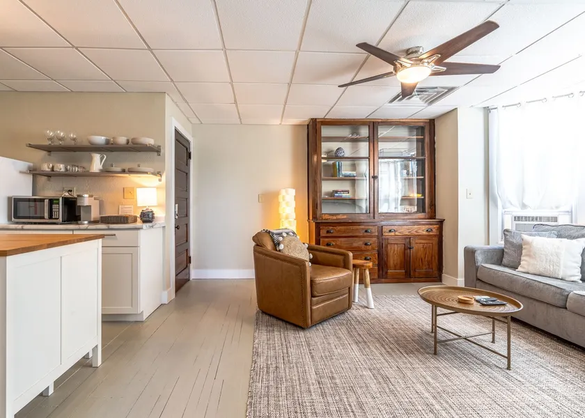 Great Spot in the Heart of Town Close to Beach - Image 1