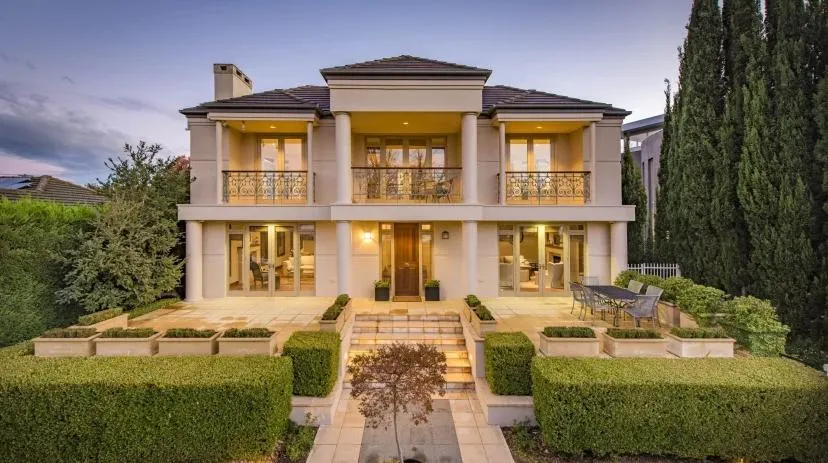 5-Star Lakeview Stay@ Yarralumla - Image 1