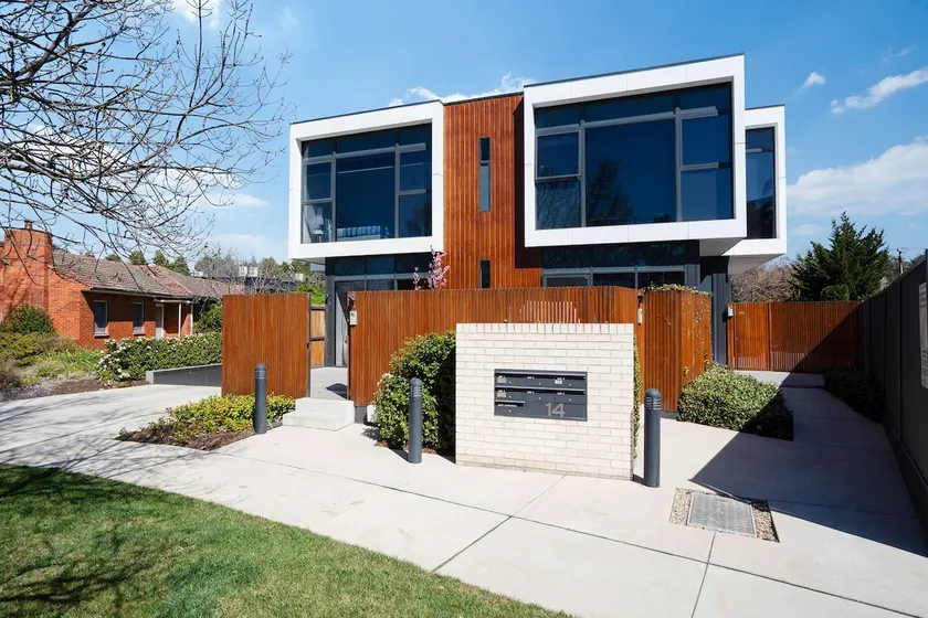 New Modern Townhouse w 2 Parkings near CITY - Image 1