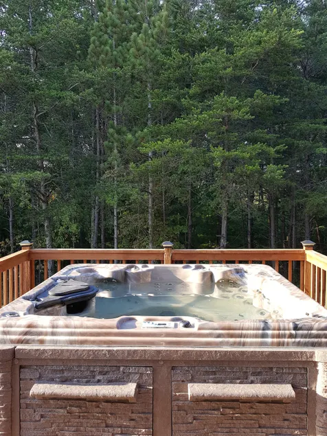 The Lazy Rooster Log Lodge in Hocking Hills - Image 1