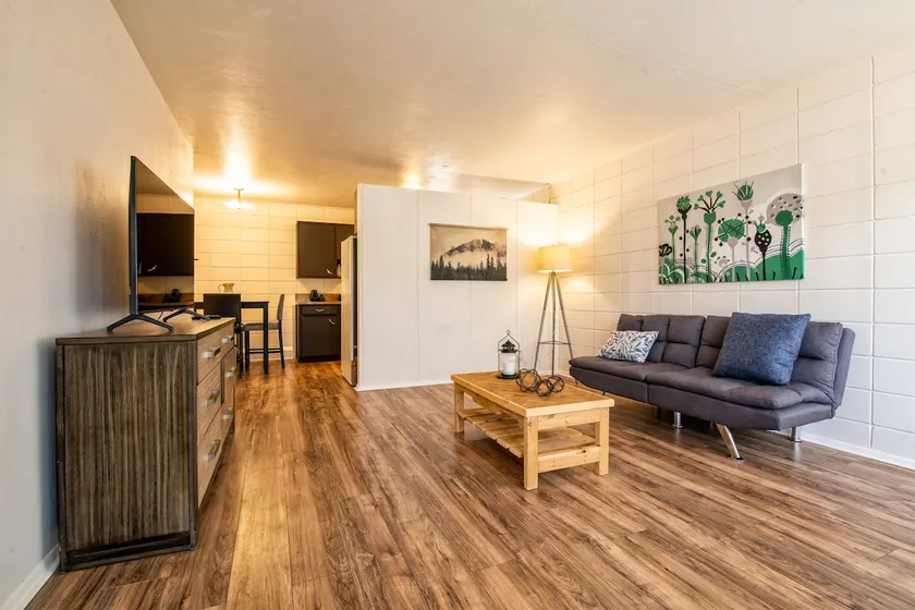 Comfortable 2 bed apt near Downtown lknd #302 - Image 1