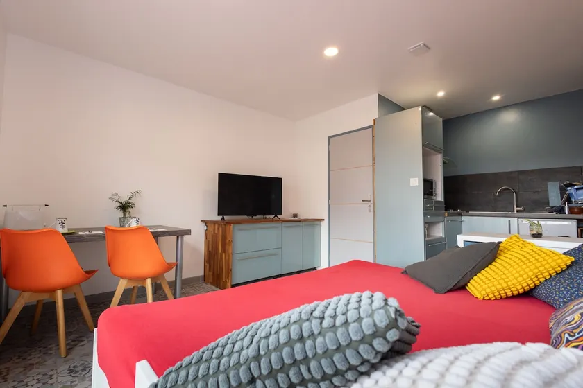 2022 furnished studio with garden and parking! - Image 1