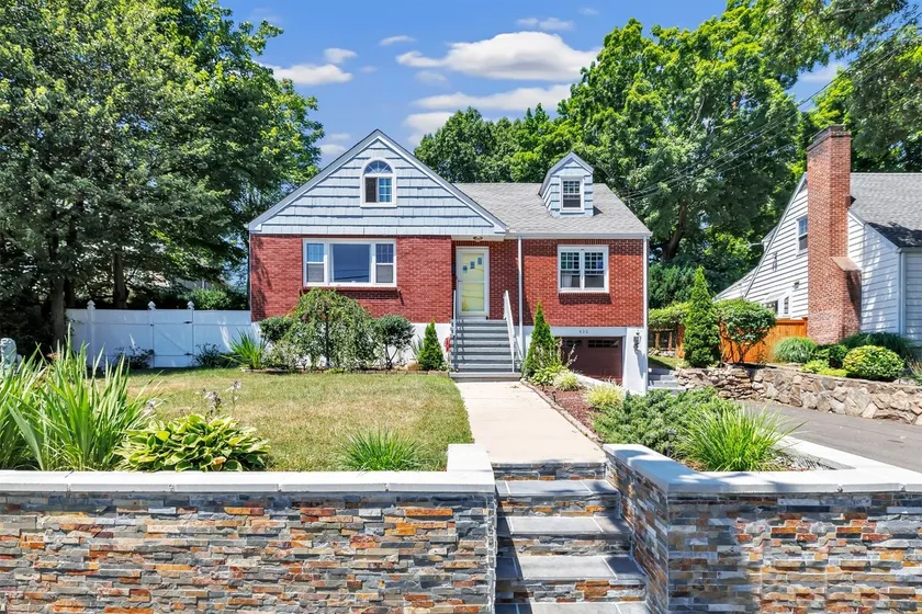 Beautiful home Residential area - Image 1
