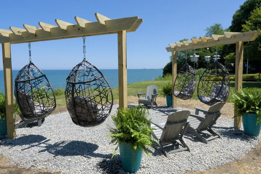 Tranquil Retreat at Water's Edge - Image 1