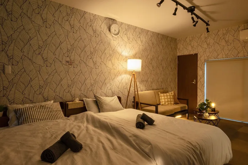13 min train ride to JR Kyoto station / wide king size bed / 3 min walk to Ishiyama station / 2 lines available / projector available - Image 1