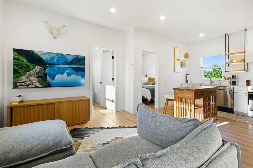 Cozy Stay at The Inn | King Bed + Free Parking - Image 1