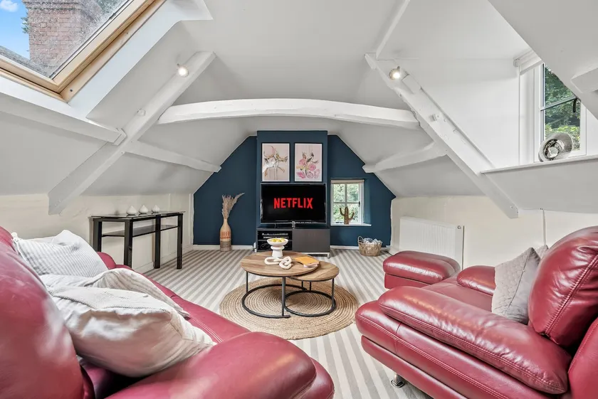 2BR Cosy & Beautiful Loft in Cotswolds w/ Parking - Image 1