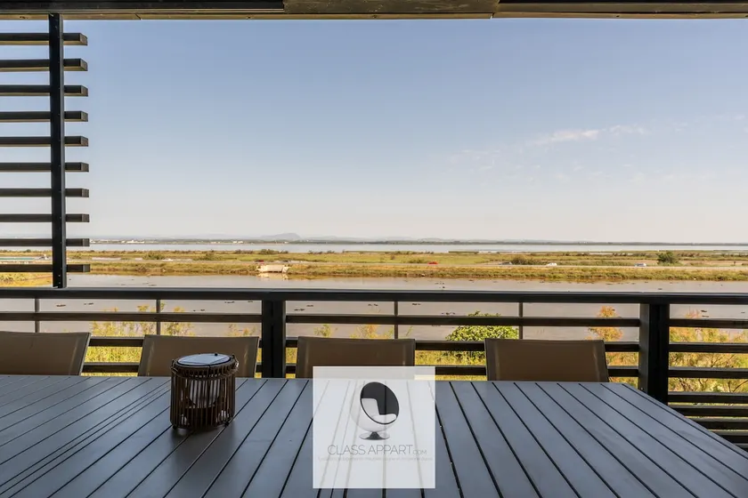 Beachfront building: terrace with pond view + parking - Image 1