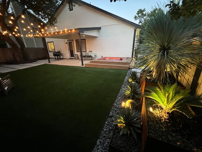 Luxury home & yard near Domain - Image 1