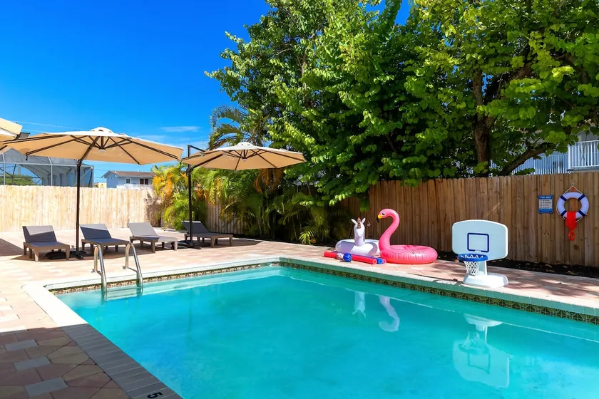 Summer Fun! 5BR+Pool+2 KING Beds+Sleeps 12+Grill - Image 1