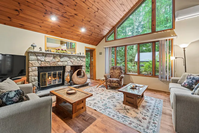 Charming Lake Harmony Chalet Pickleball, Tree deck - Image 1