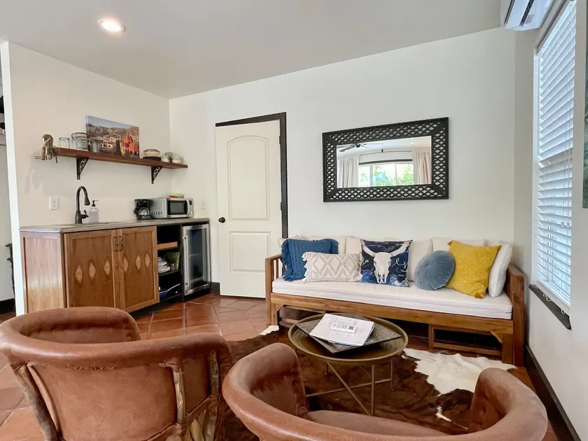 Walk to 100s of venues from this DT guesthouse! - Image 1