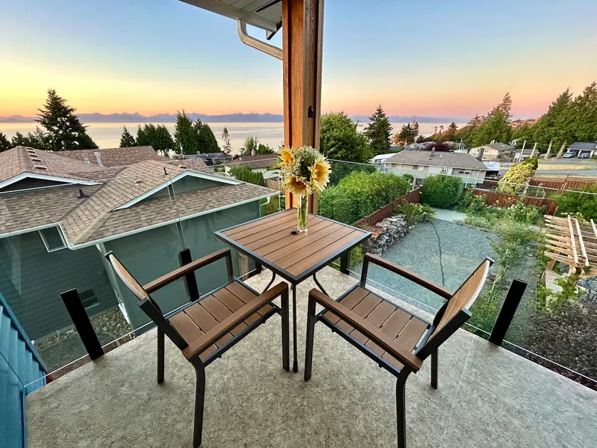 The Raven Haven with Majestic Views & Nearby Beach - Image 1