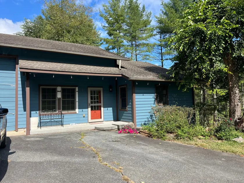 Cozy Two-bedroom House on Horse Farm - Image 1