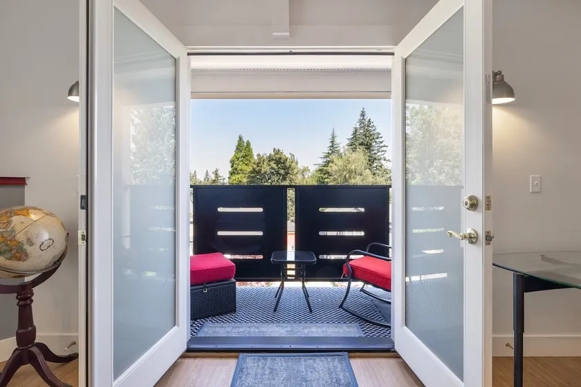 $99 Jul Female-friend, Amy’s penthouse getway - Image 1
