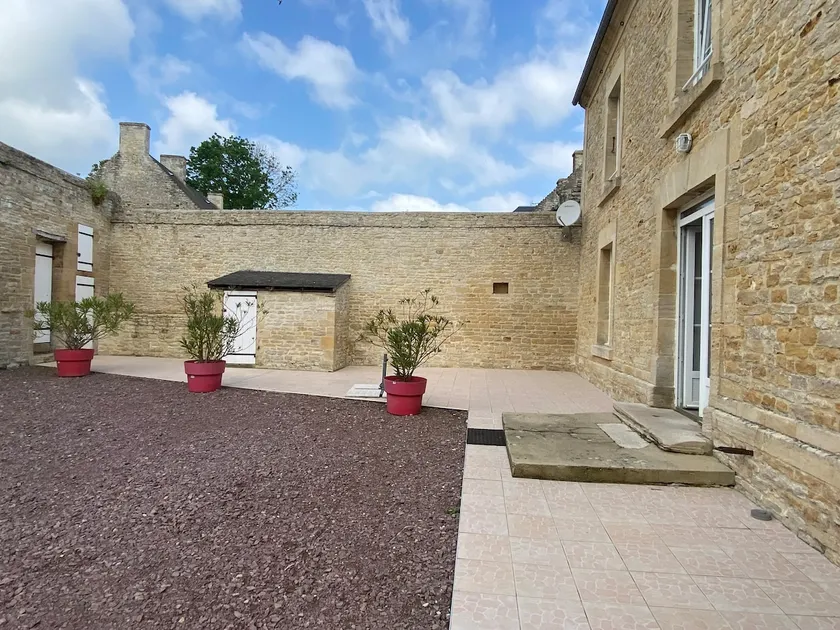 Le Camp Romain, maison familiale avec terrain - Image 1