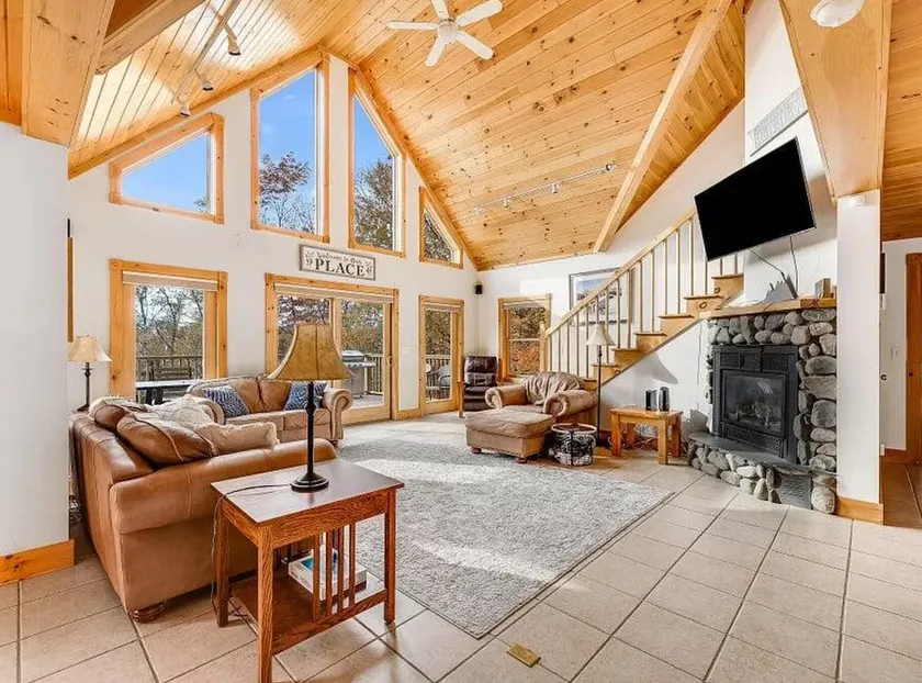 5BR chalet only 6 miles to Sugarloaf access road! - Image 1