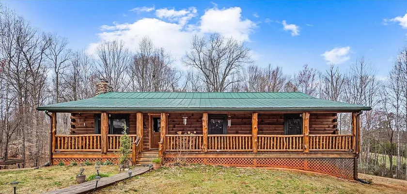 Spacious log house retreat w/ hot tub & pool table - Image 1
