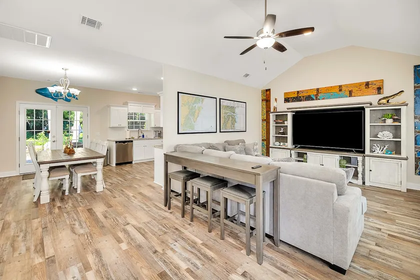 Darien’s New Gem:Stylish 3BR/2BA Heart of Downtown - Image 1