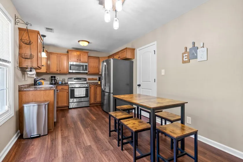 4 Bedrooms w/ Garage, Sleeps 10! - Image 1