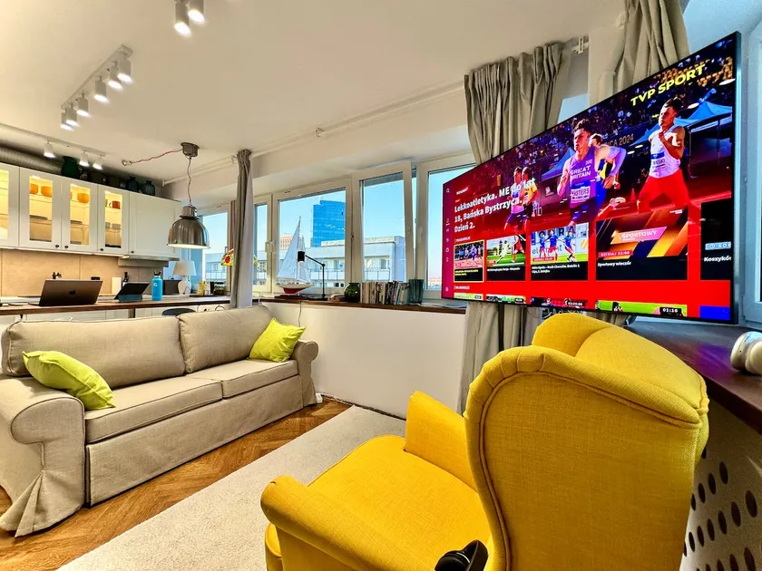 Silver Lux WiFi 8 Gbs 85'TV OLED Netflix HBO Prime - Image 1