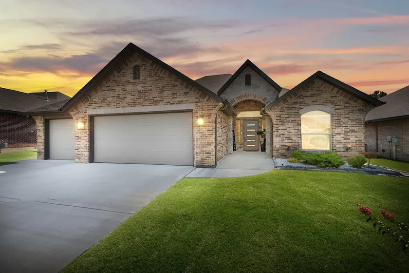 Family-friendly New Built Home Near Attractions - Image 1