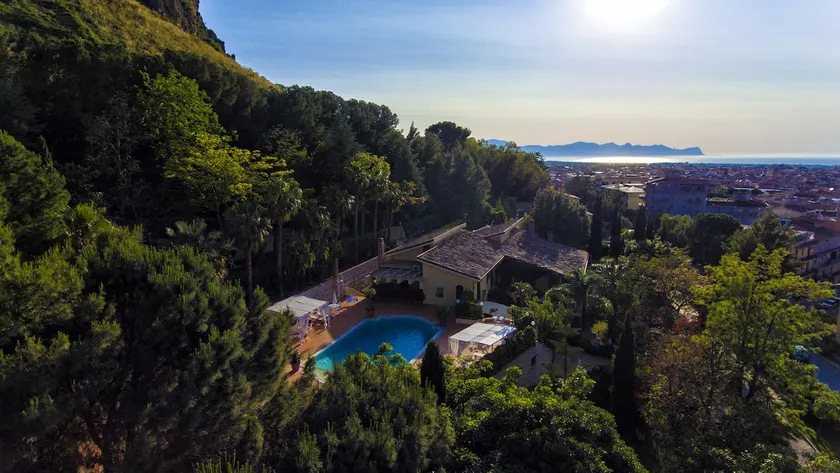 Luxury villa with spa, pool, park - events - Image 1