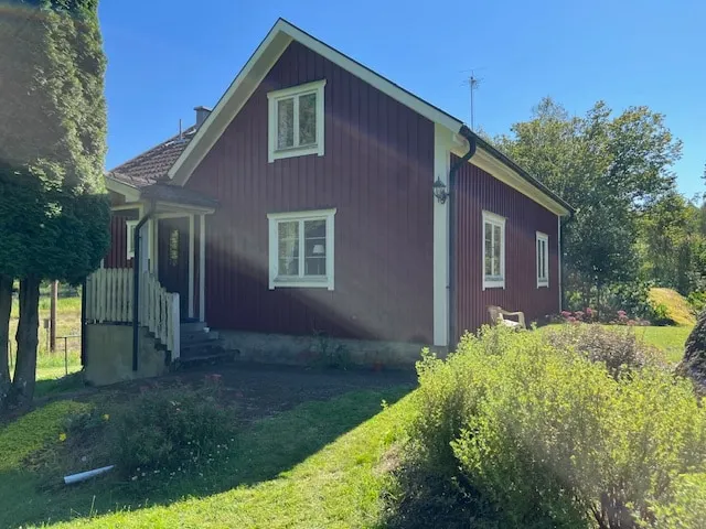 Cabin with small lake around the corner - Image 1