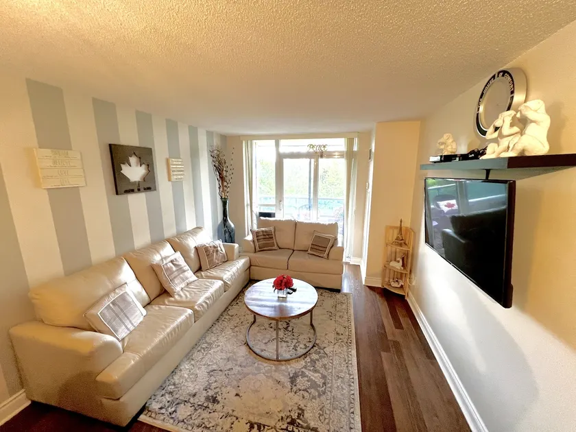 1 BD+Den/1BTH Luxurious Condo - Image 1
