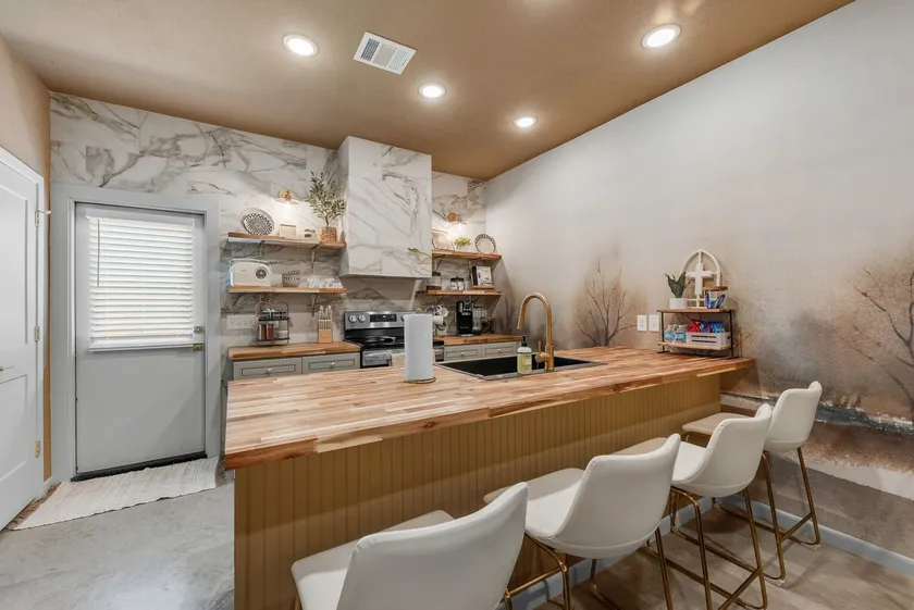 Bright & Cozy 2BR Mins to Downtown & Texas A&M Fun - Image 1