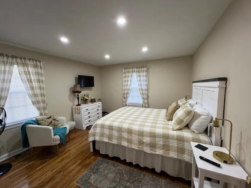 Cottage On College - Image 1