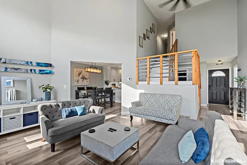 Sunny Modern Retreat - Image 1