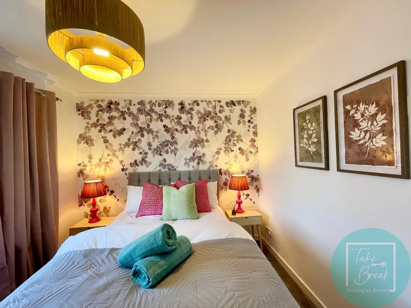 Stylish 3-Bedroom St Helens Home with Parking & Wi-Fi - Image 1