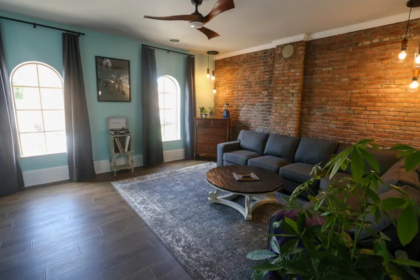 Charming apt w/private deck - Image 1