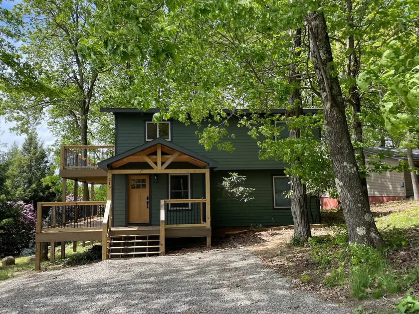 The Refuge | Family friendly retreat w lake views - Image 1