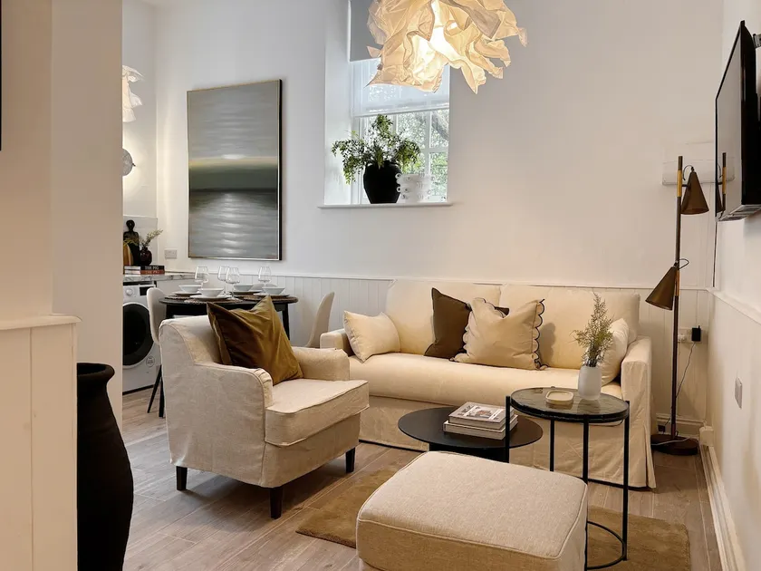 Central Todmorden 2 Bed Apt - Image 1