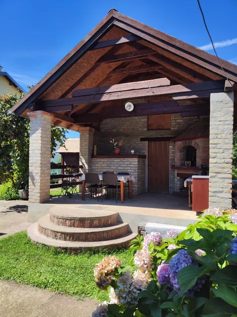 Retro house with big yard. - Image 1