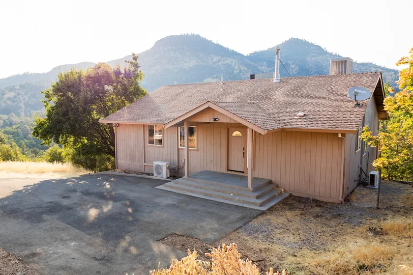 Shasta Lake Gorgeous Home w/ Hot Tub/BBQ/Ping-Pong - Image 1